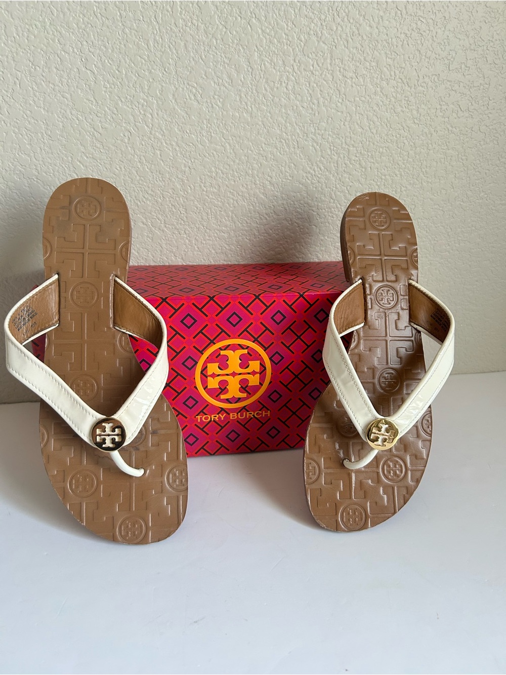 Tory Burch OFF White Leather Thong Sandals with Gold Logo - Picture 4 of 16